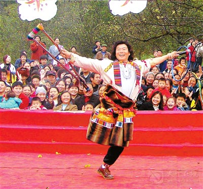 独脚神鹰唱着歌飞翔签约唱片公司(图)