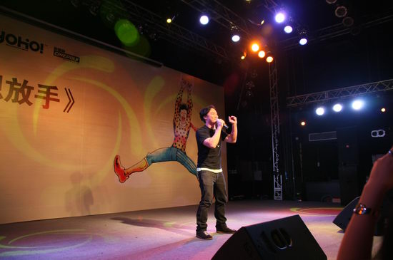 陈奕迅北京媒体party 推出《不想放手》环保袋