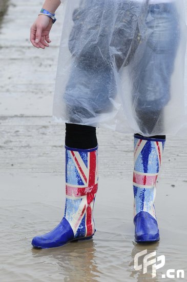 格拉斯顿伯里音乐节:雨中的盛宴-国旗与雨靴