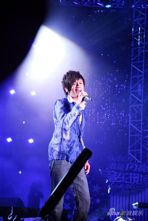 雷诺儿亮相 云南卫视 《 音乐现场 》粉丝齐呼别走