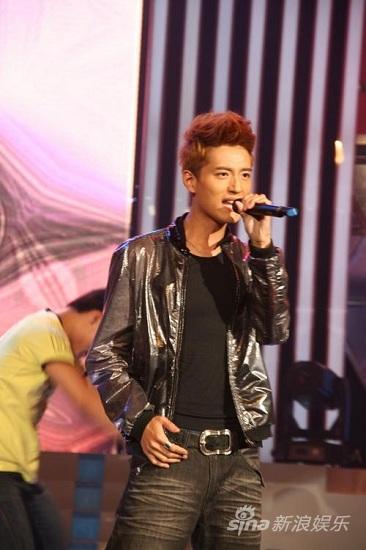 许志安张峻宁互飚歌 天王偶像共享《非常周末