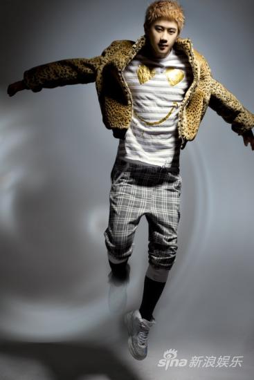 林正豪参加圣诞庆祝会录制 舞蹈动感十足(图)