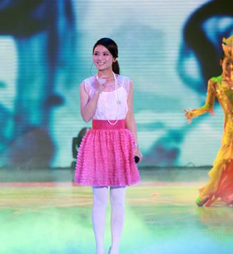 黄英放歌湖南卫视春晚精彩表现赢得满堂彩图