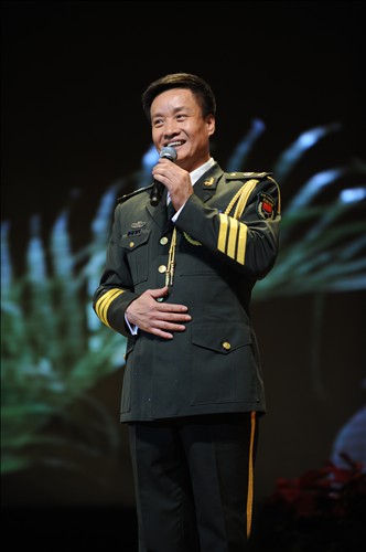 此次傅宗岩特邀中国人民解放军总政歌舞团著名男高音歌唱家阎维文担任
