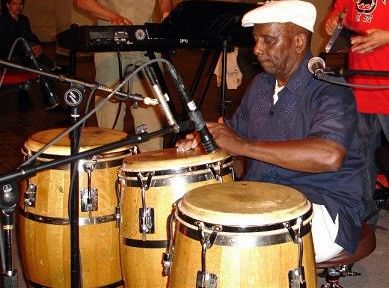 古巴知名打击乐手阿瓜贝拉逝世 终年84岁(图)