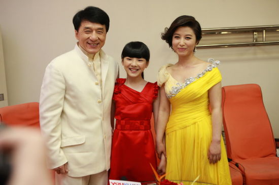 成龙、刘媛媛、豆豆合影