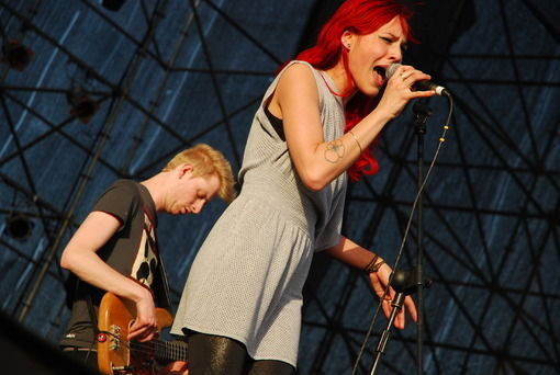 女生舞台热力唱响十一长江草莓音乐节