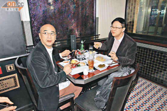 陈志云和黄剑涛相约吃饭秘密聊天。