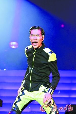 萧敬腾广州演唱会唱情歌 挑战激情舞蹈