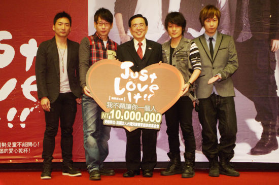 五月天做公益零酬劳开个唱 助养儿童已成人