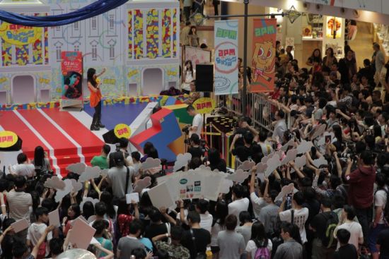 <em>邓紫棋</em>签唱会帮粉丝<em>剃头</em> 歌迷挤爆现场 - 常胜