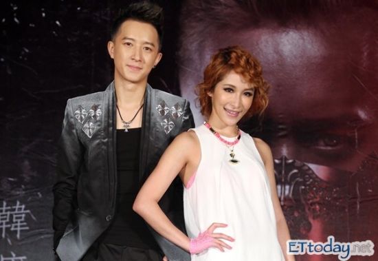 韩庚台湾宣传新专辑 萧亚轩到场支持