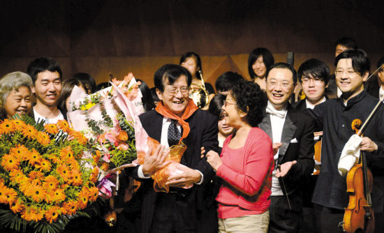 75岁李自立童心未泯改编落雨大