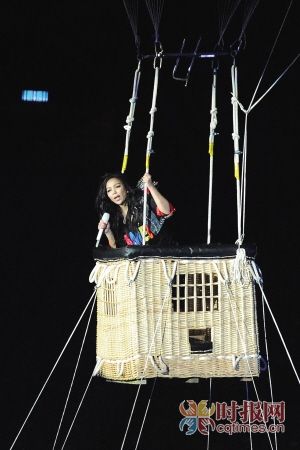 <em>张惠妹出道</em>15年巡回<em>演唱会</em>彩虹热气球热场_影