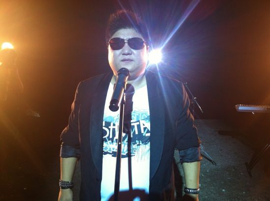 关寅飞新歌《寞》MV花絮照造型似鸟叔|关寅飞