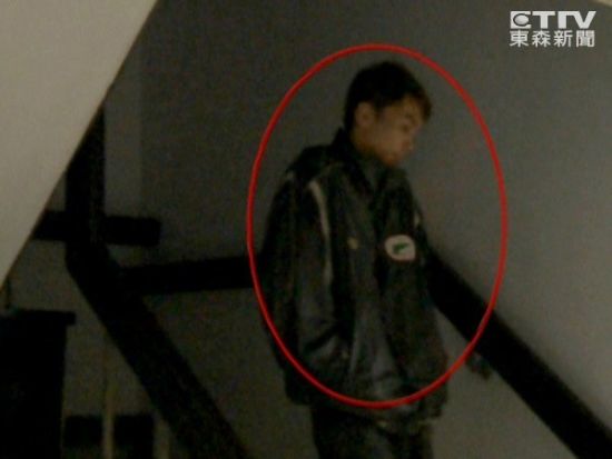 萧敬腾遭泼粪案2主嫌主动到警局投案