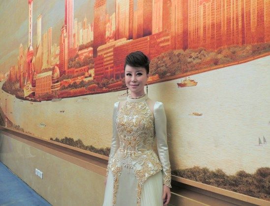 祖海抱病参加文艺界大联欢 珍珠礼服惹眼