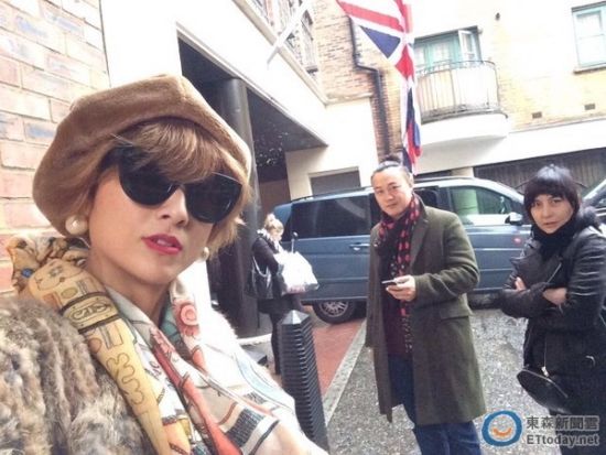 陈奕迅英国拿荣誉博士 不爽被拍险失控