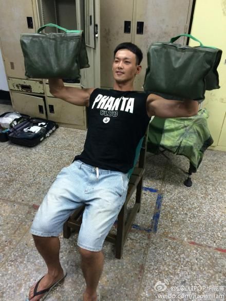 威廉半年沥油7公斤 100秒操全裸练肌肉|威廉|肌