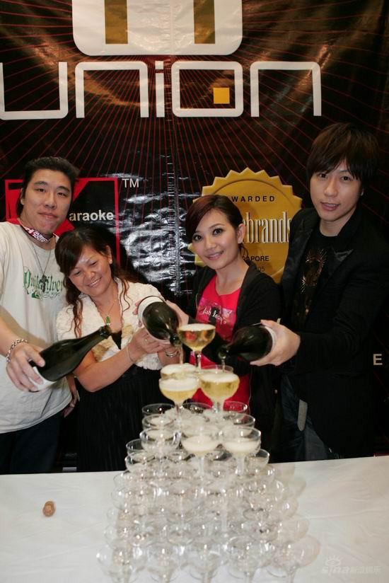 梁静茹新加坡开唱 华丽孔雀装磅祌登场【图】