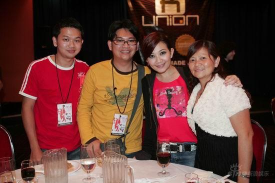 梁静茹新加坡开唱 华丽孔雀装磅祌登场【图】