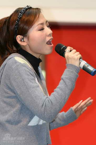 病愈歌迷意外现身 张靓颖泪洒中歌榜签唱会【图】