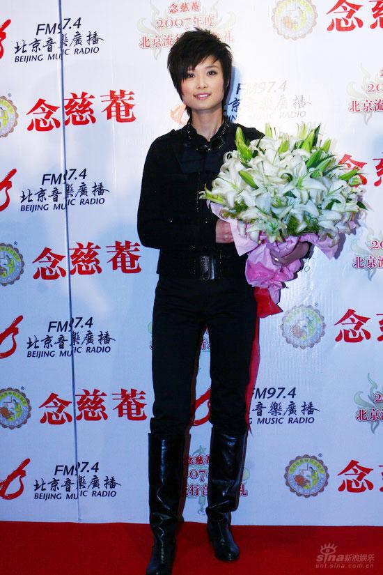 北京流行音乐典礼红毯 李宇春手捧鲜花亮相红地毯