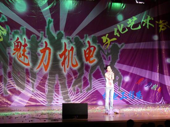 蒋曦儿回母校参加演出 为学弟学妹们加油(组图