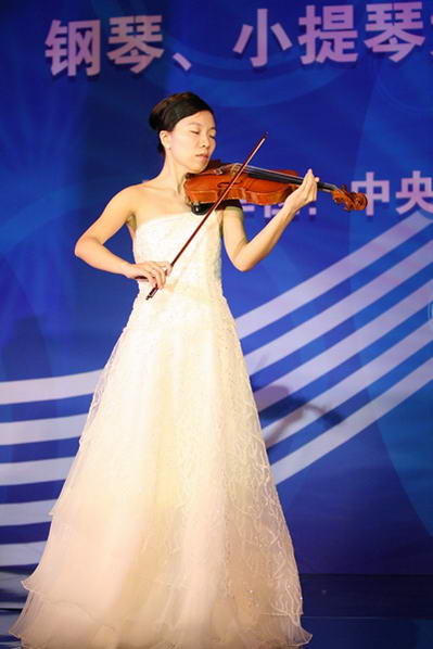 图文:CCTV钢琴小提琴大赛启动--小提琴表演