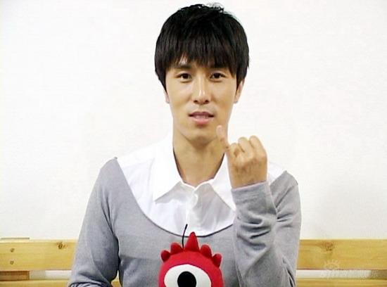 组图:金东万中国拍封面感兴奋 叹上海菜太好吃