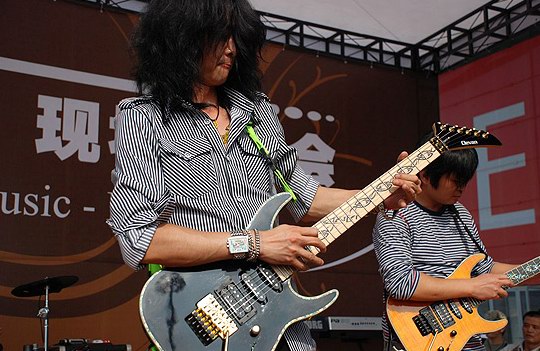 陈磊携Clevan签名吉他上演华丽金属夜(组图)