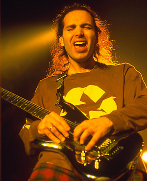 图文:深陷脱发危机的摇滚明星--Joe Satriani