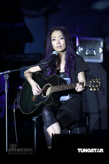 图文:林晓培车祸事件后开唱--吉他弹唱