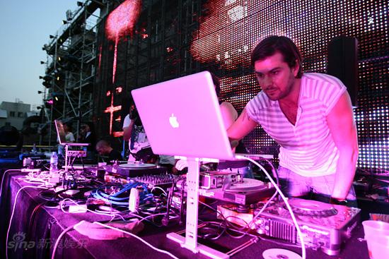 图文:Intro电子音乐会--DJ制造电音盛宴