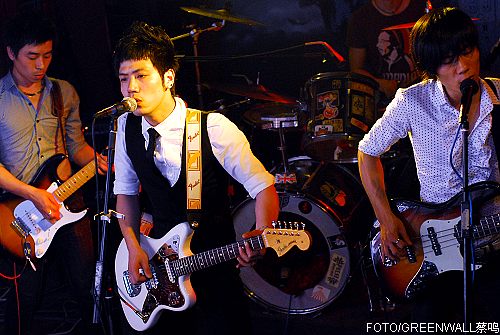 羽果巡演亮相成都 歌唱父亲感动观众(组图)