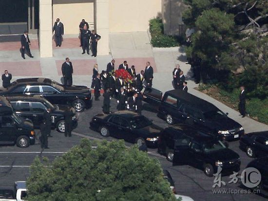 组图:杰克逊灵柩被运上车 前往斯台普斯中心