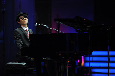 图文:09MTV超级盛典-才子方大同钢琴弹唱