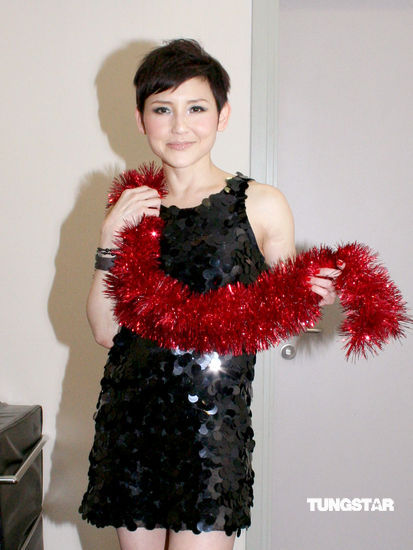 图文:环球众星献圣诞大礼-环球香港歌手刘美君