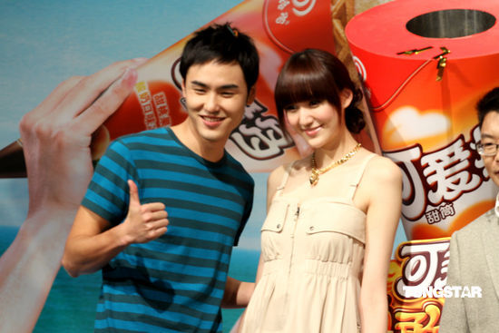 图文:阮经天代言唱新歌-阮经天翘大拇指