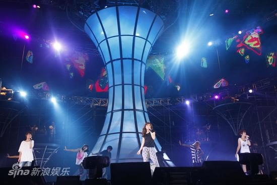 图文:SHE北京演唱会彩排-舞台