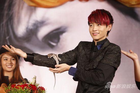 图文:魏晨北京发片-魏晨展示章鱼