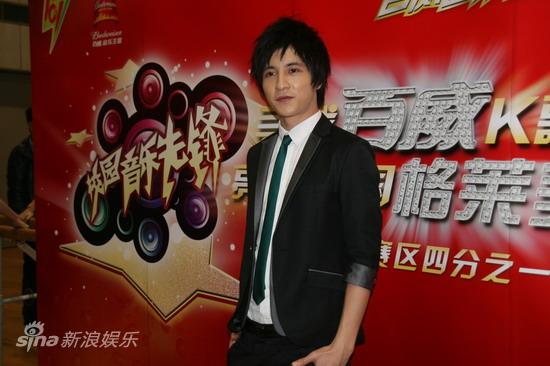 薛之谦温岚上海做评委 为选秀歌手支招(组图)