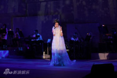 万芳巡演台北落幕最终场伍佰赵咏华助阵(组图)