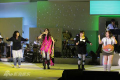 万芳巡演台北落幕最终场伍佰赵咏华助阵(组图)