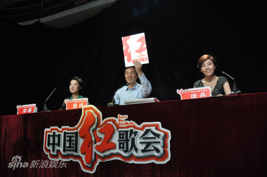 2011中国红歌会南昌首张通行证诞生(组图)