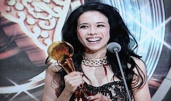 莫文蔚上台领奖