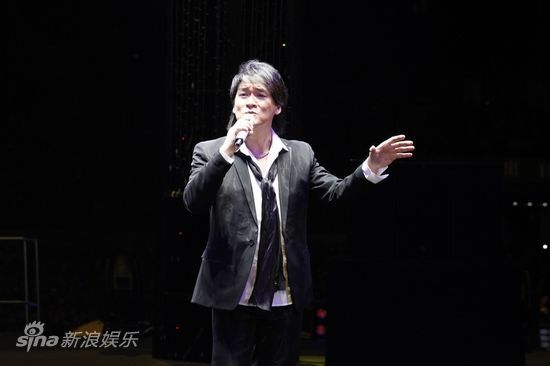 图文:滚石三十深圳站落幕-周华健