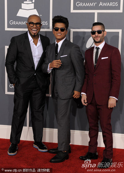 图文:第54届格莱美红毯-火星哥与同伴摆造型
