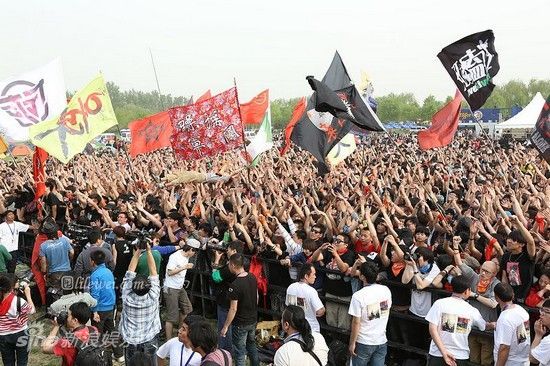 图文:2012北京迷笛音乐节-旗帜飘扬