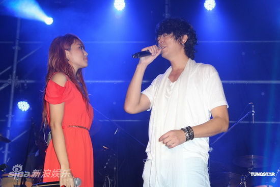 图文:苏见信新歌演唱会-苏见信与A-Lin